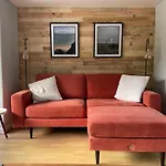 Beautiful Cottage A Stones Throw From The Beach.
