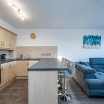 Central Comfort Apt 2 Bed And Balcony