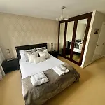 Majestic, Modern & Spacious Harbour-View Apartment With Parking