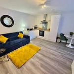 Town Centre Apartment - Minutes Walk To Beach - Free Parking - Sleeps 4