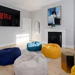 Flatzy - City Centre Mansion, Sleeps 20, 5 Baths