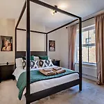 Luxury Cromer Cottage With Hot Tub & Log Burner In Town