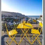 Bright & Beautiful 4 Bedroom House With Sea Views