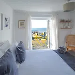 Bright & Beautiful 4 Bedroom House With Sea Views