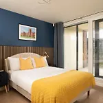 River Side Apartment, City Centre - Beautiful View And Free Parking!