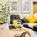 Lethbridge Villa 49 Apartment 2 Super Fibre Wifi, Free Parking