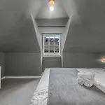 Super Spacious 4 Bed, Sleeps 6