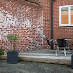 Stylish Cosy Two Bed Apartment - Coast Location