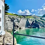 Seafront Cottage - Beach Access - Pet Friendly