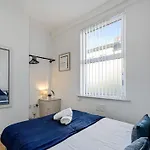 Thirlmere House - Air Host & Stay - 5 Bedrooms