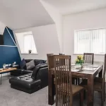 Huge Apartment - 8 Beds - Free Parking - Long Stays!