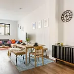 Vibrant 2-Bed Apartment Close To The Seafront
