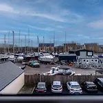 Harbour-View 2-Bed Serviced Apartment With Parking