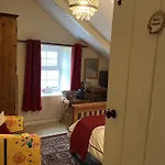 Haelarcher Farmhouse And Helicopter B&B