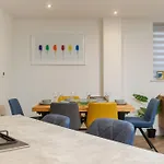 Jollys-Contemporary Beachfront Property, Pet Friendly With Hot Tub