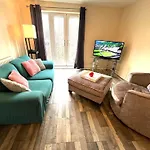 Spacious Two Bedrooms Apartment For Business And Holiday