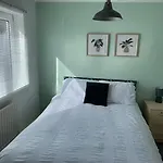 Beautiful 2-Bed House In Portsmouth