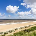 Superb 8 Berth Caravan Nearby Scratby Beach In Norfolk, Ref 50033E