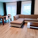 City Centre Modern Ground Floor Apartment - Free Parking - Sleeps 6