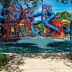 Joy Lane Mansion, Luxe Stay, Poolside Fun & Comfort