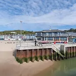 Spacious 3 Bedroom Sea View Flat
