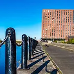 Fabulous Quayside Apartment With Free Parking