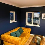 Stylish & Modern Apartment - Southend Stays