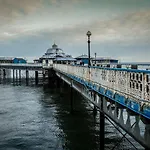 Family Cottage In Llandudno With Parking