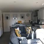 Retro Retreat, Sea View, Free Parking & Ev Plug-In