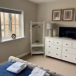 Stylish & Spacious Harbour-View Townhouse With Parking