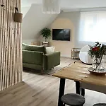 Luxury Coastal Retreat - On-Site Parking - Sleeps 4