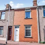 Lucky Home 7 - Ideal For Trade & Family - 2 Bedrooms - 2 Beds - Max 4 Guests - Close To Bae, Docks, Lake District, Beaches