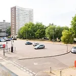 Modern Apartment - Southend Stays