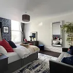 Rare Find - Gated 2 Bed Apt, Close To Parks, Secure Carpark Sleeps 4