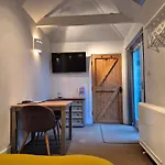 Tranquil Totally Self-Contained Room Near Looe With Ev Point