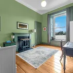 Bright And Spacious Flat Overlooking The Meadows