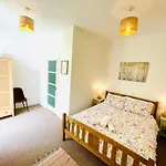 New Dudley Hideaway, Central Ventnor Seafront And Town