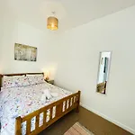 New Dudley Hideaway, Central Ventnor Seafront And Town