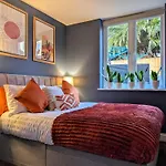 Seaside Escape - Free Parking! Pet Friendly!