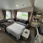 Caravan By Seaside With Hot Tub In Cornwall Countryside