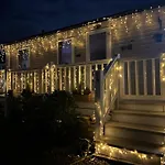 Cozy Newquay Lodge With Private Hot Tub, Fir Pit Table And 3 Bedrooms, Sleeps 9