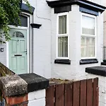 Supersized 6 Bedroom Liverpool/Free Parking/Sleeps 12