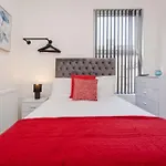 Huge 4 Bedroom Ensuite-Liverpool-Parking