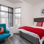 Huge 4 Bedroom Ensuite-Liverpool-Parking