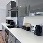 Devon-2 Bdrm Sleeps 4 Great For Contractors