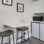 New Beautiful 5 Bedroom Apt In Kemp Town