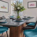 New Beautiful 5 Bedroom Apt In Kemp Town