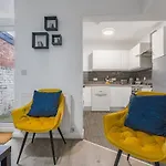Stylish & Quirky Home In Liverpool - Nearby To Liverpool City Centre