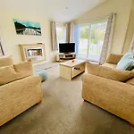 Cornwall Hideaway Lodge In The Meadows