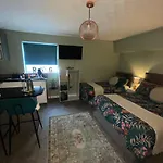 The Rose Garden Room - Self Contained Studio